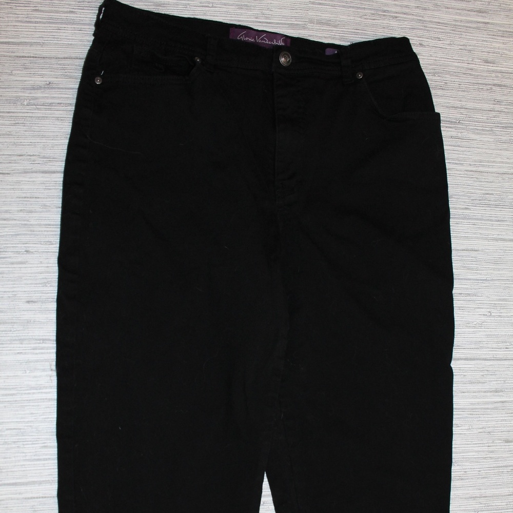 Black Gloria Vanderbilt Capri Jeans